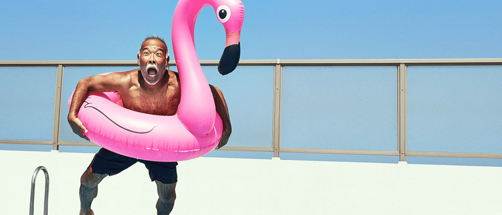 En man som hoppar i en pool