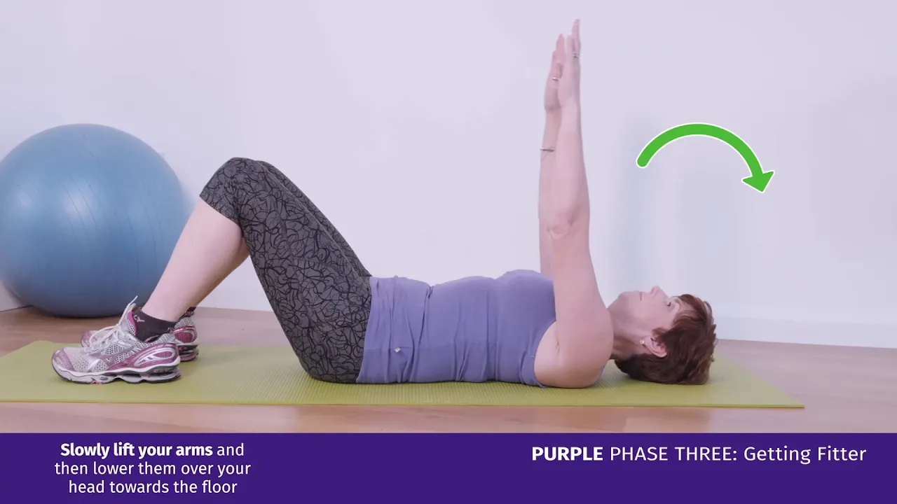 uma mulher fazendo um exercício no chão