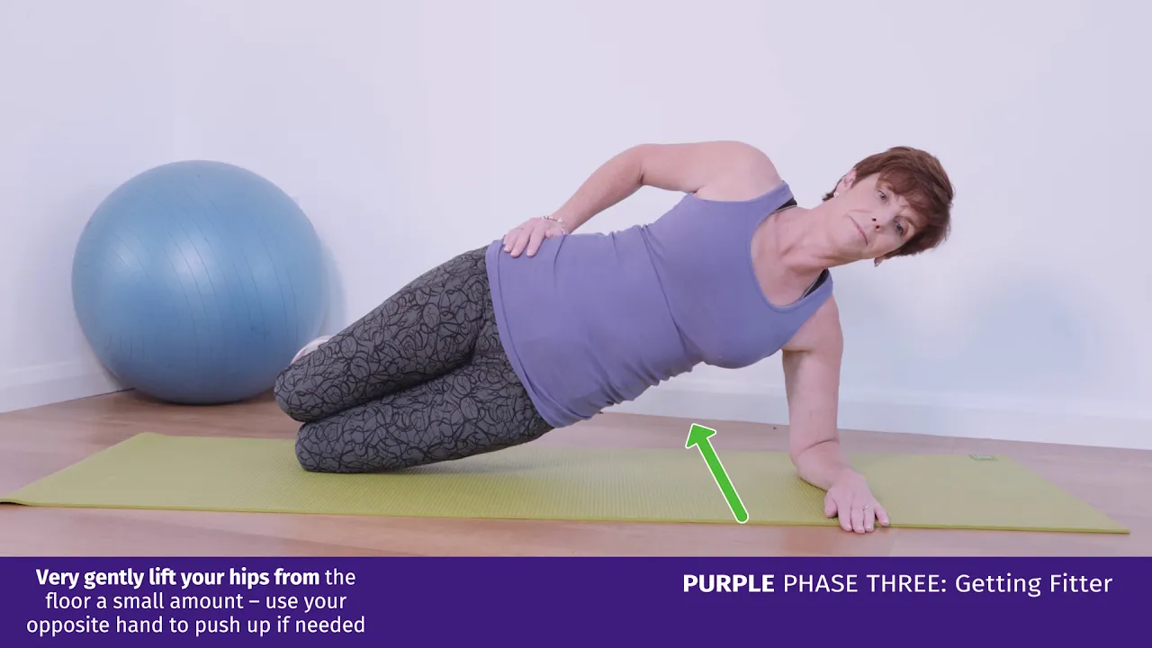 uma mulher fazendo um exercício no chão