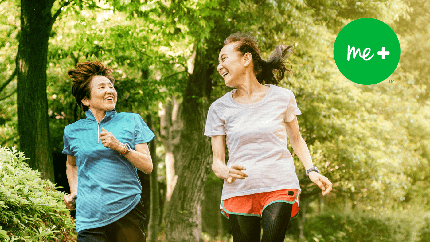 To kvinner som løper i skogen