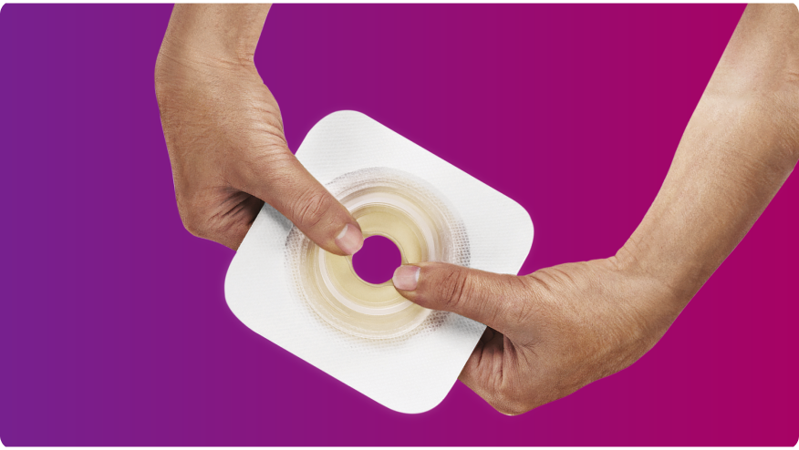 hender som holder en Convatec Moldable Technology hudplate