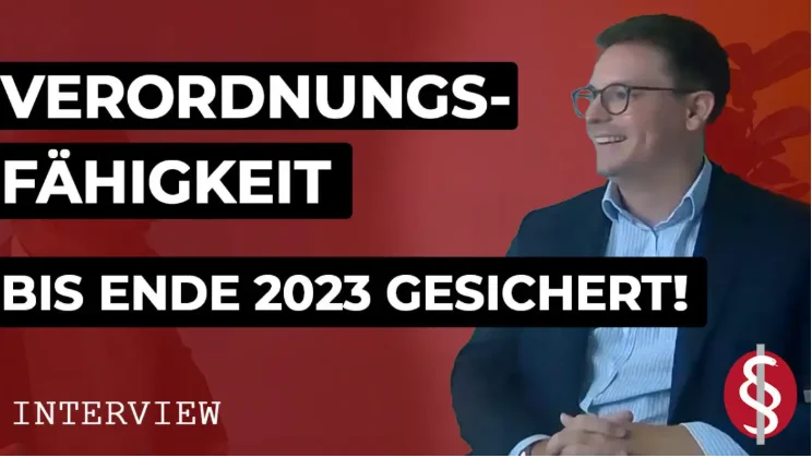 eine Person, die eine Brille trägt