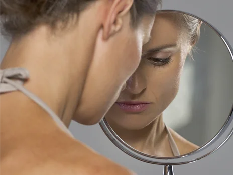 鏡を見ている人