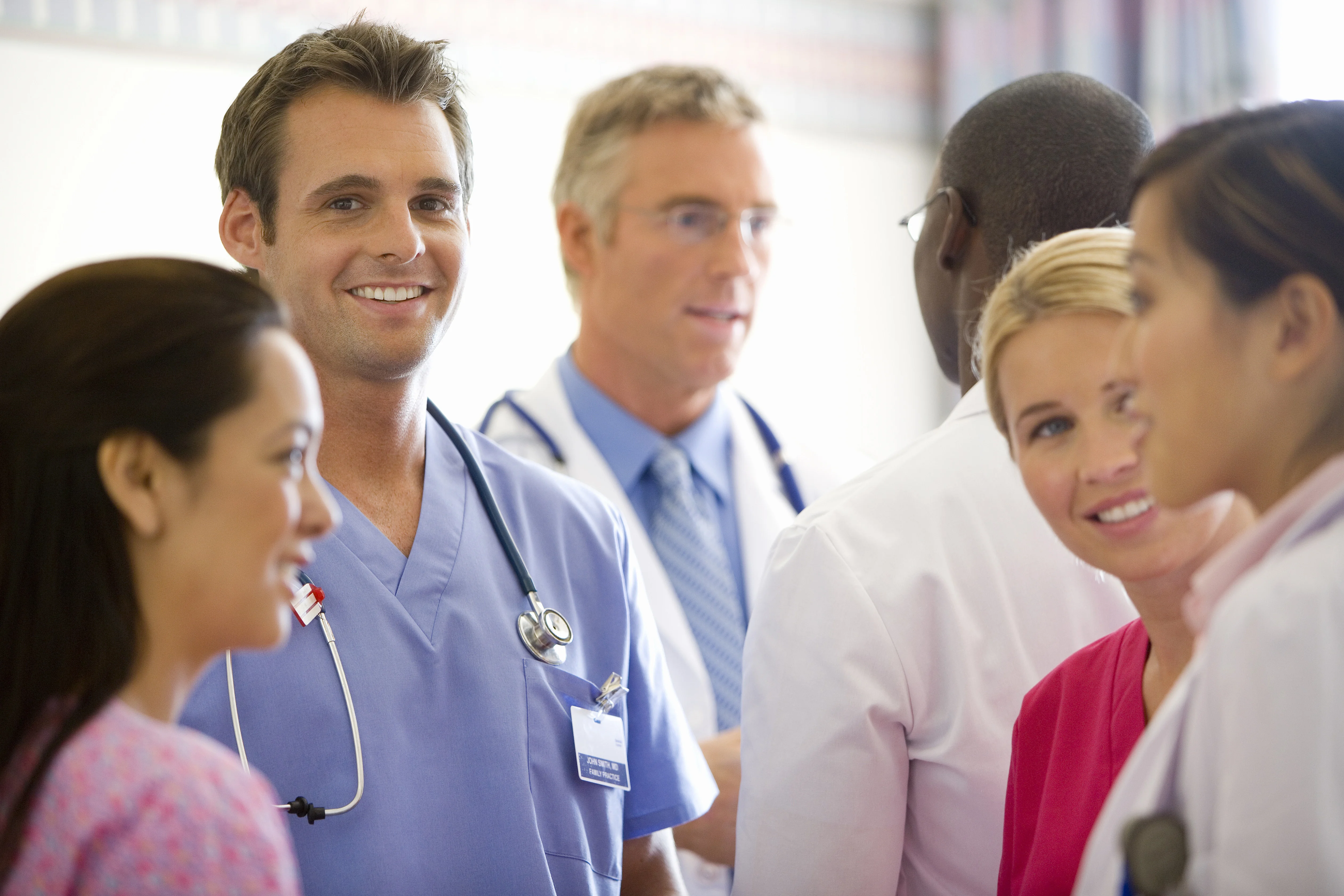 白い白衣を着た人々のグループ