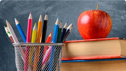 skupina pier a ceruziek v košíku