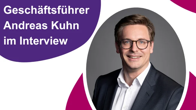 ein mann, der brille trägt