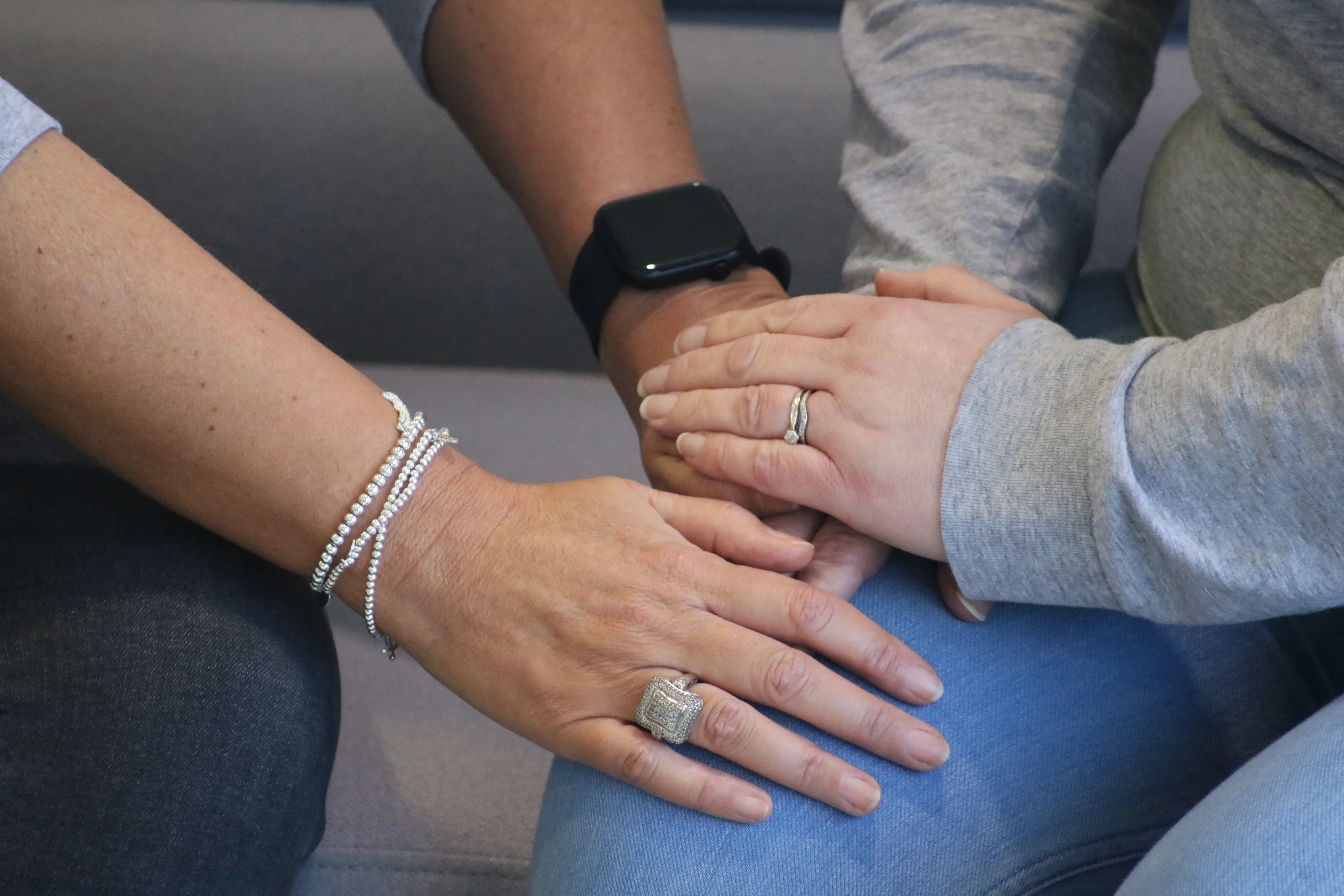 携帯電話を持つ人々のグループ