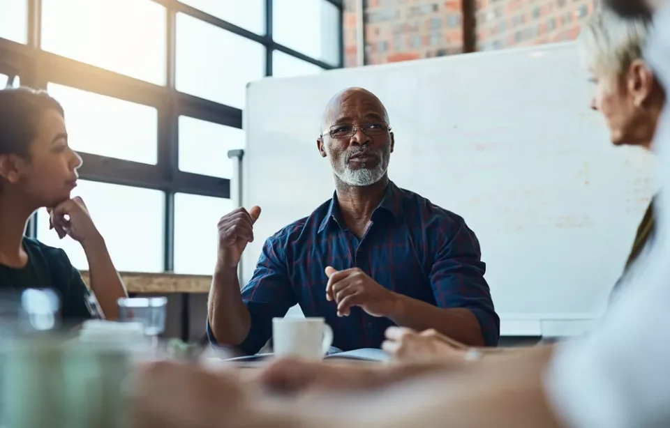 osoba sediaca pri stole