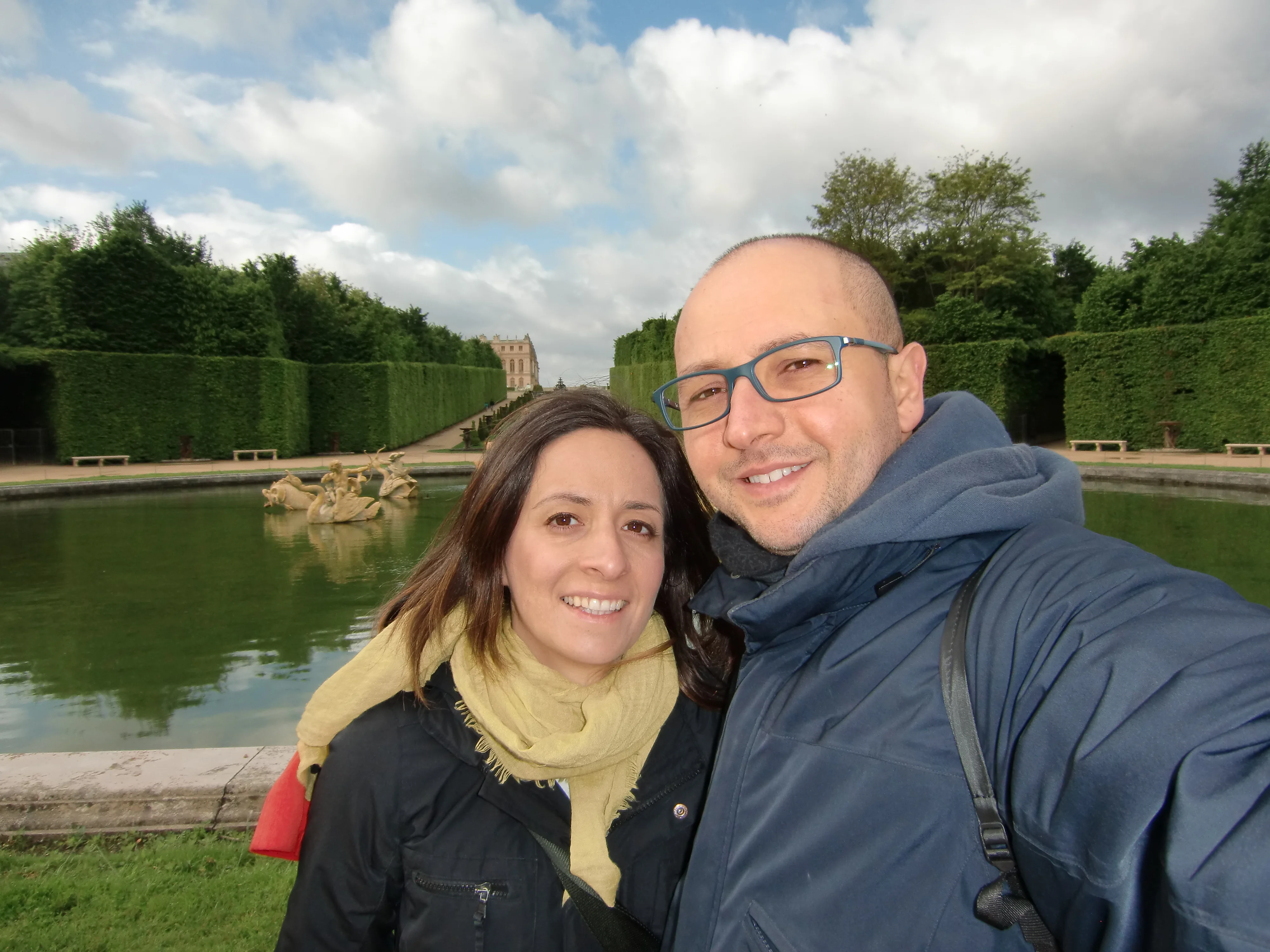 池のほとりで写真を撮る男女