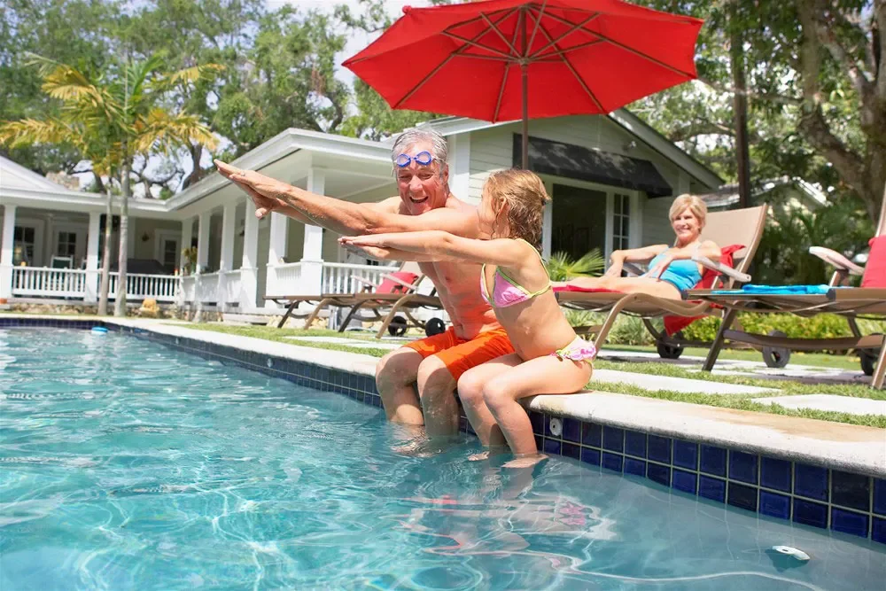 プール内の人と子供