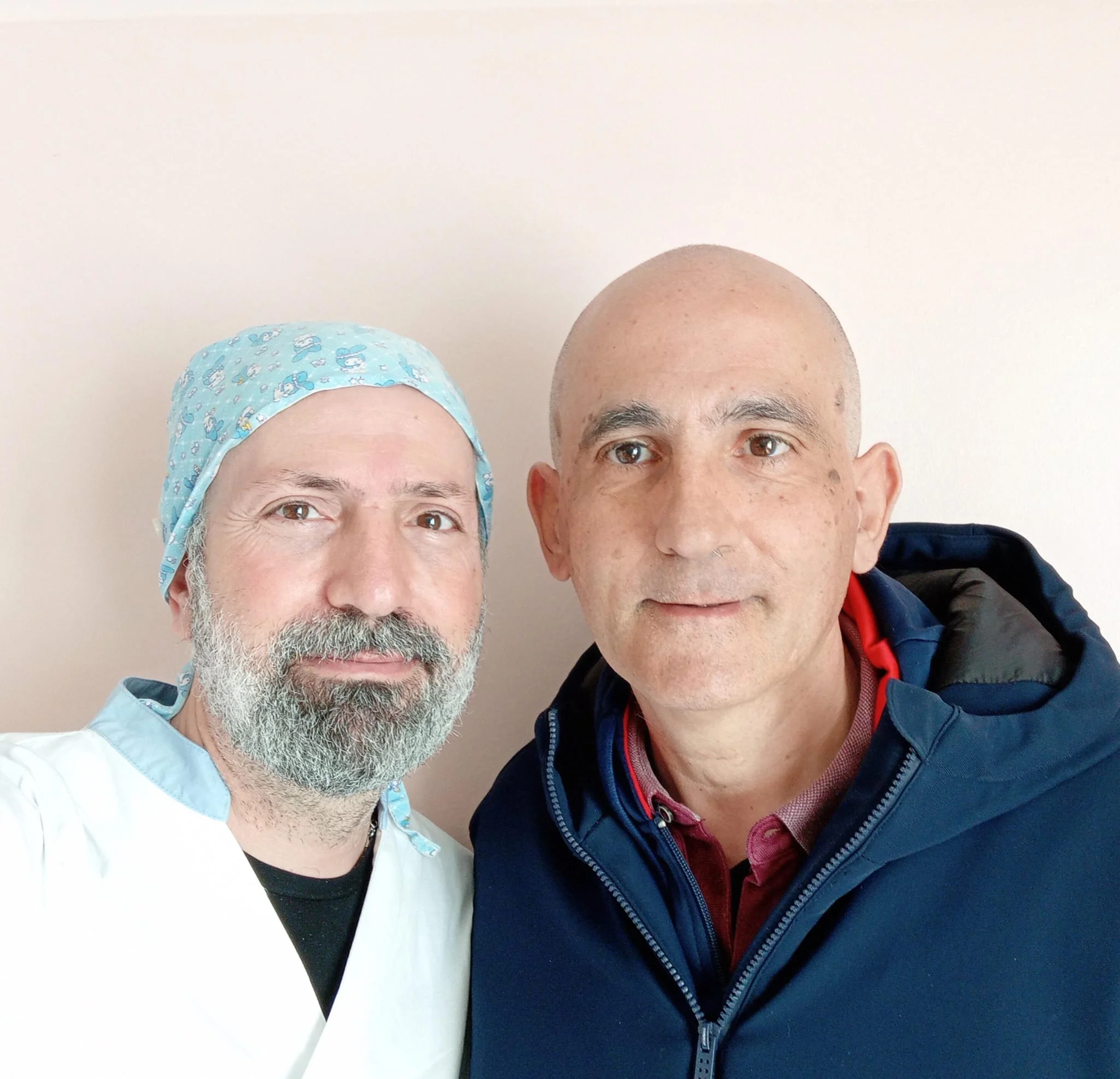 カメラに向かってポーズをとっている数人の男性