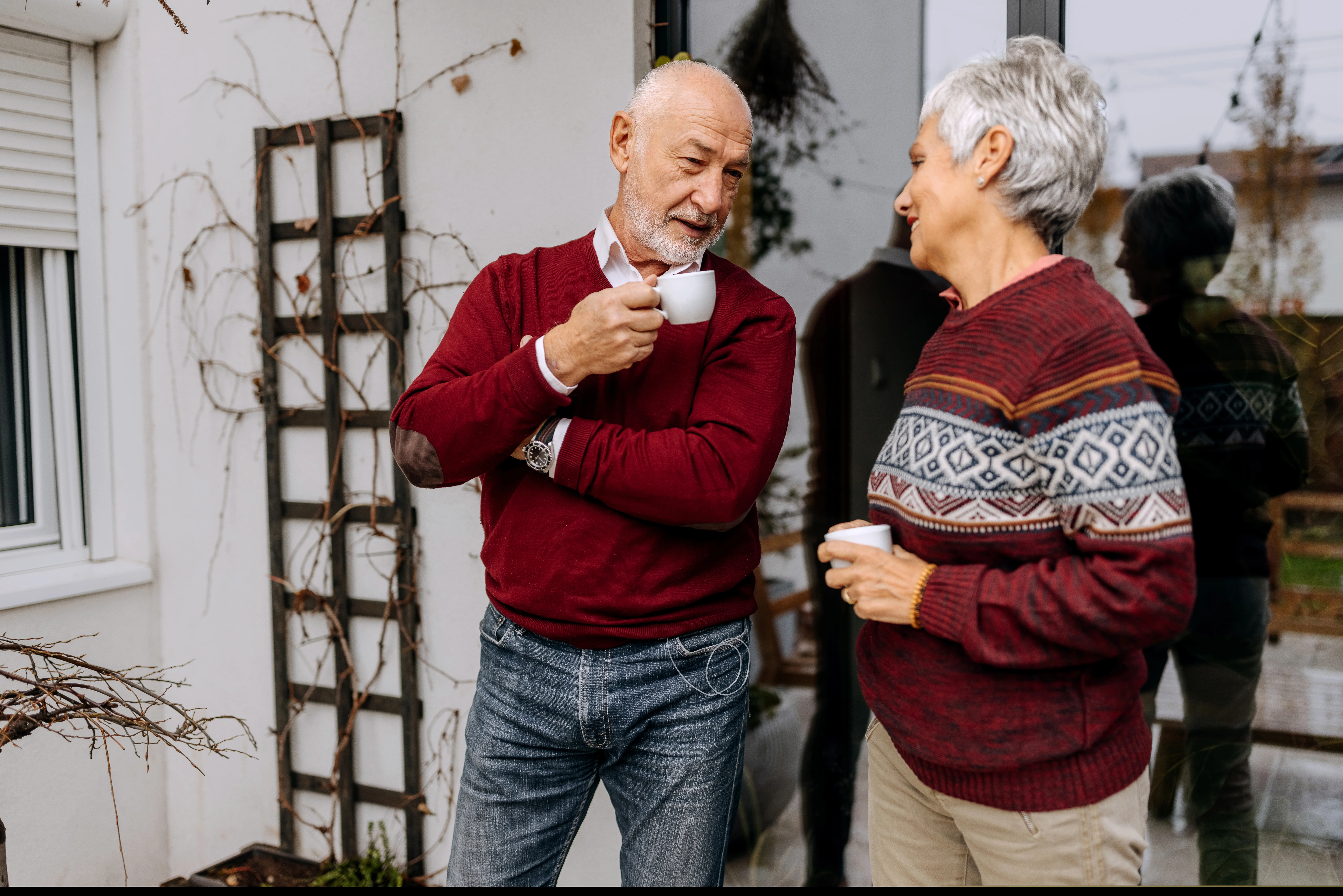 Un homme et une femme tenant des tasses