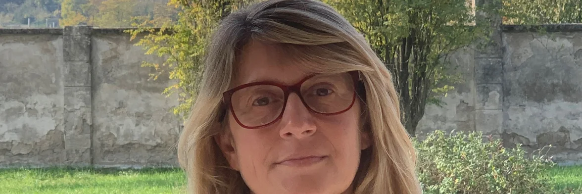 眼鏡をかけた女性