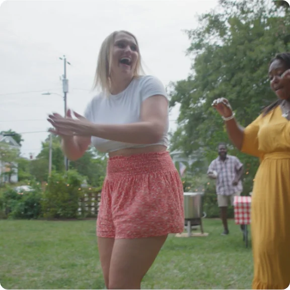 Un grupo de personas riendo y bailando.