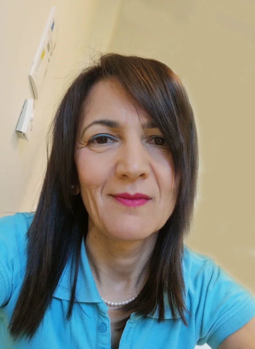 una donna che scatta un selfie