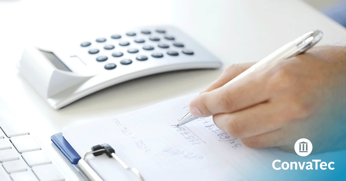 紙の上にペンをかざす手