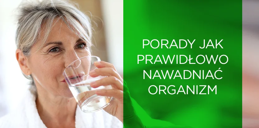 グラスから飲む女性