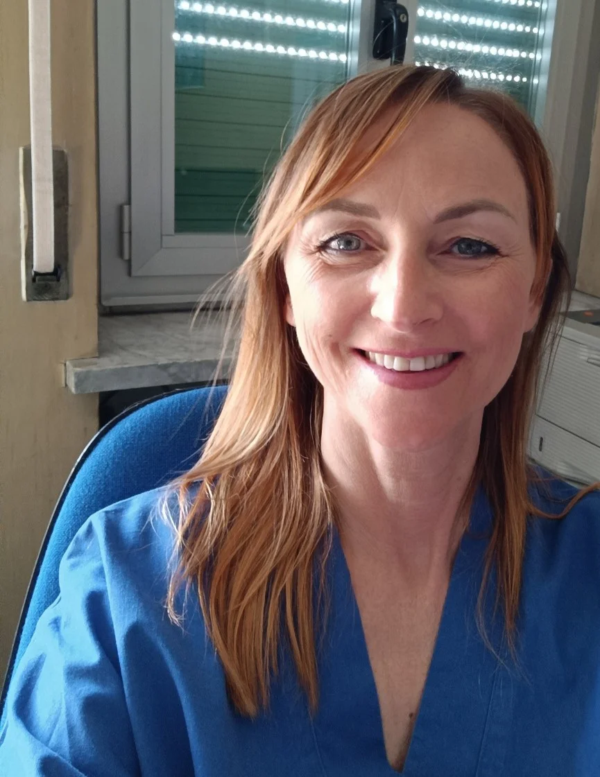 カメラに向かって微笑む女性