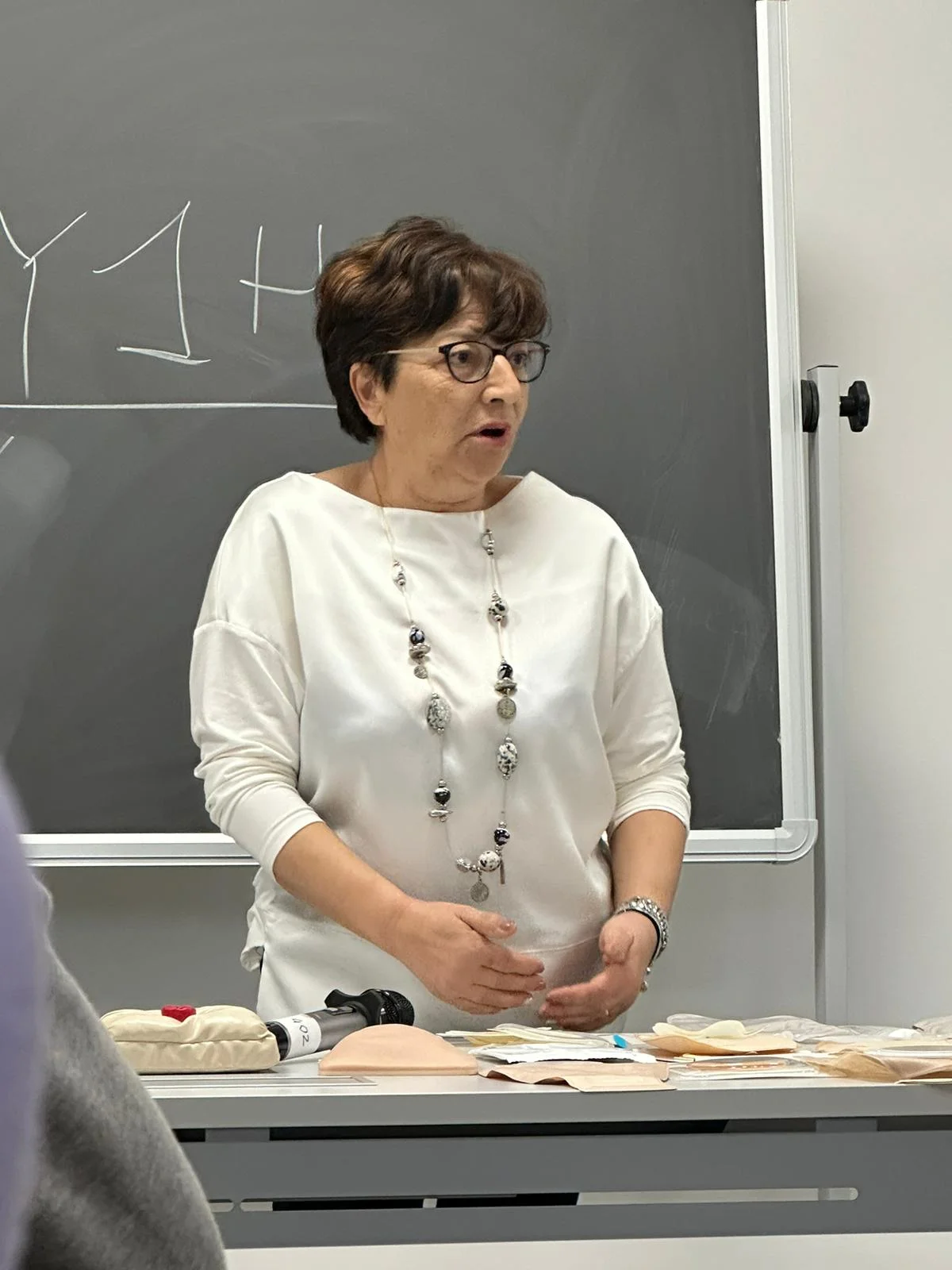 机の前に立っている人