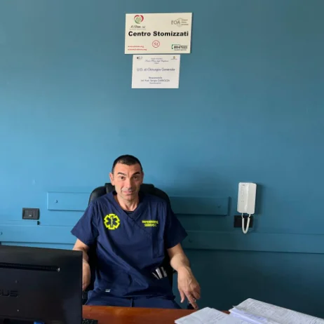 机に座っている男性