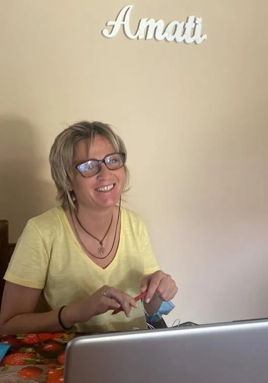 テーブルに座っている女性