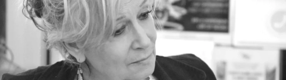 Una donna con i capelli che soffiano al vento