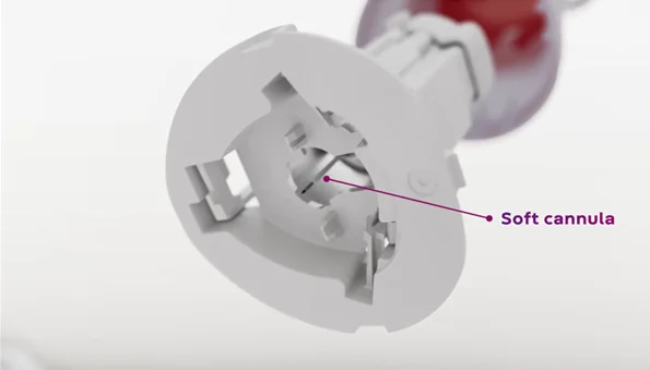 biely kábel zapojený do bielej steny