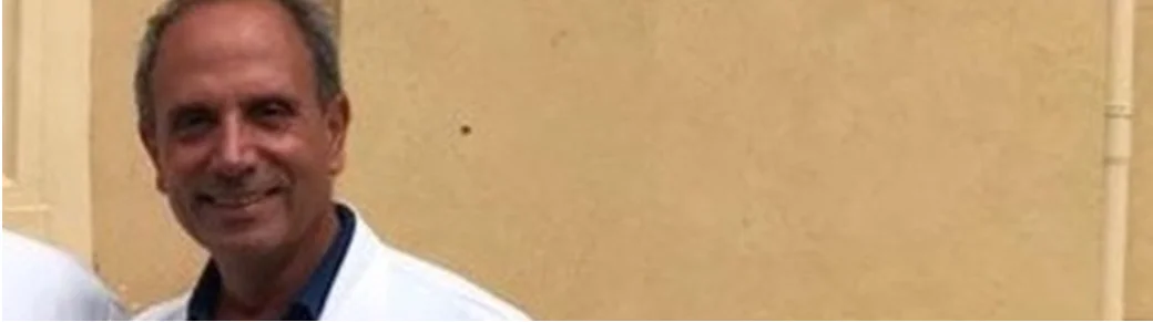 Un uomo che sorride per la macchina fotografica