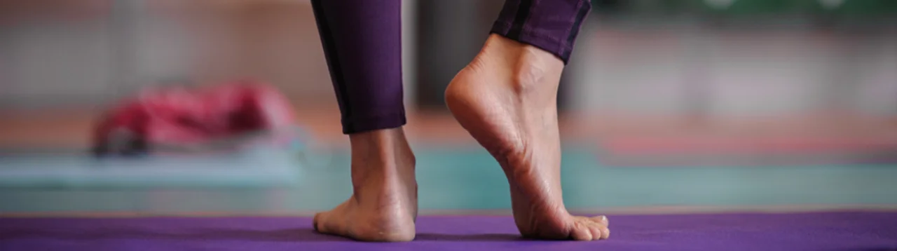 un primo piano delle gambe di una persona