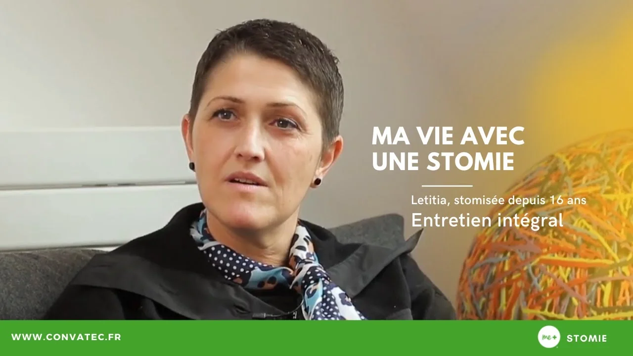 Un homme assis sur un canapé