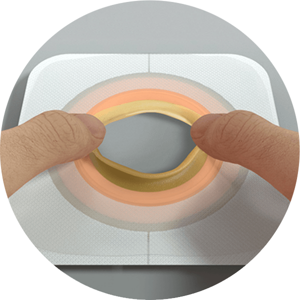 una mano che tiene una tazza di caffè